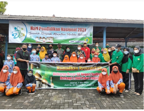 Nasionalnews - RAMADHAN BERSEDEKAH SDN SUDIRMAN AMBARAWA BERBAGI 2000 PAKET TAKJIL 
